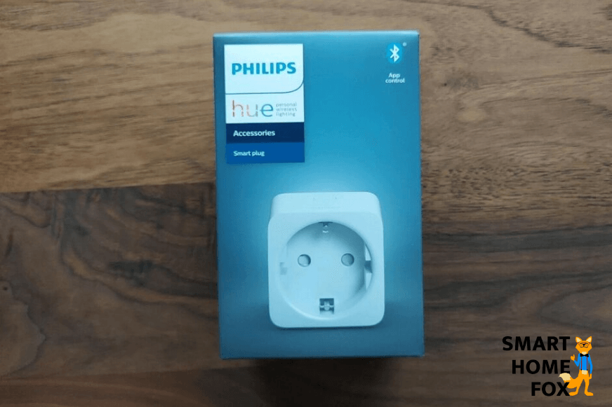 Man sieht die Hue SmartPlug Steckdose in der Wand stecken. 